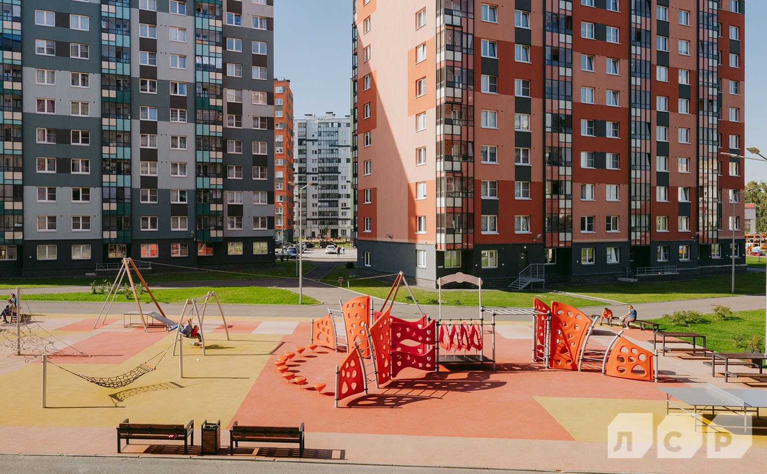 Двор с детской площадкой между корпусами